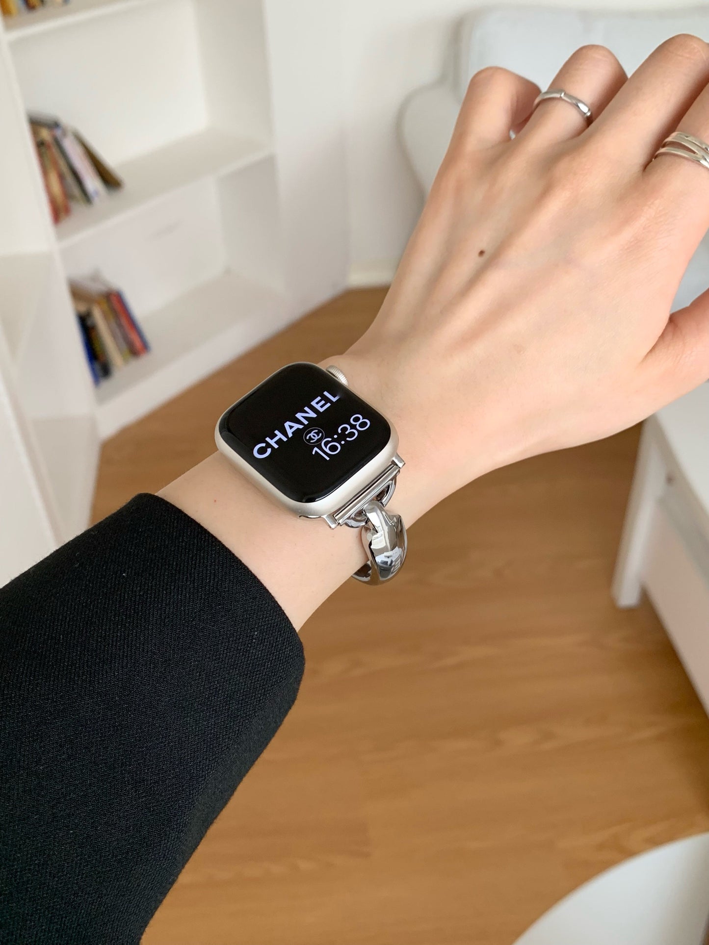 Sleek Metal Bracelet for Apple Watch