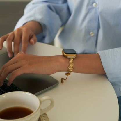 Sleek Wavy Metal Band for Apple Watch – Premium Stainless Steel Bracelet