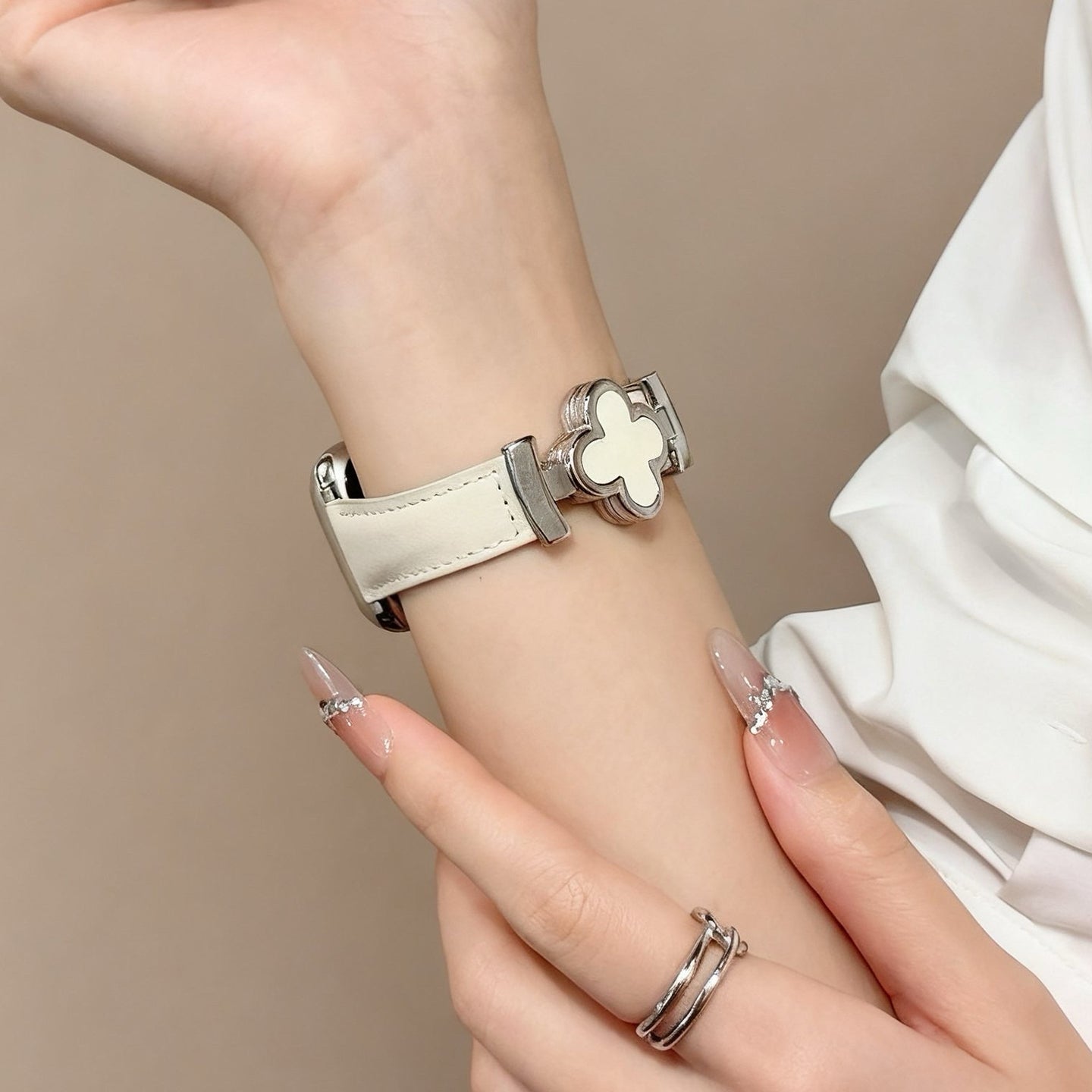 Lucky Flower Leather Strap for Apple Watch - Elegant Floral Design