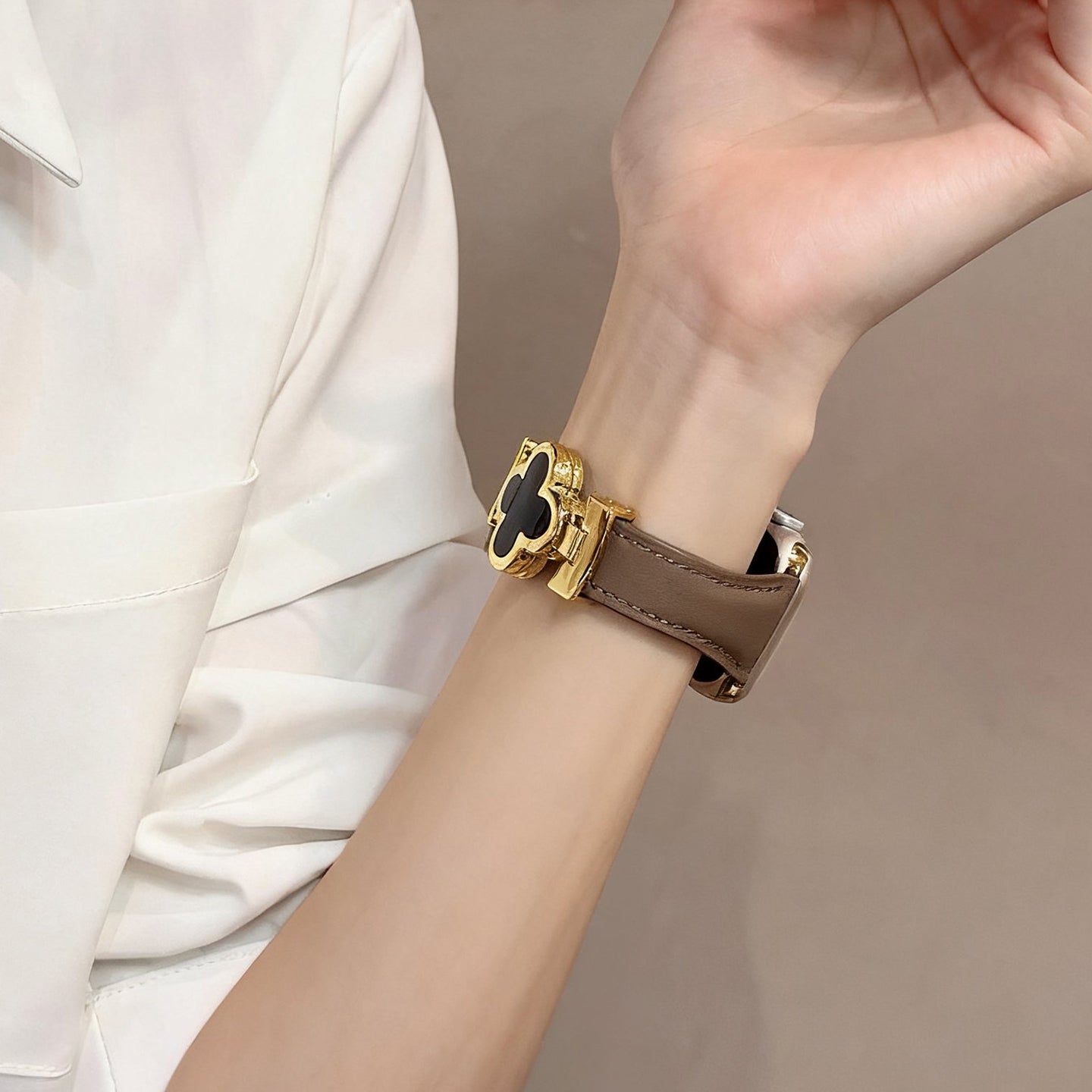 Lucky Flower Leather Strap for Apple Watch - Elegant Floral Design